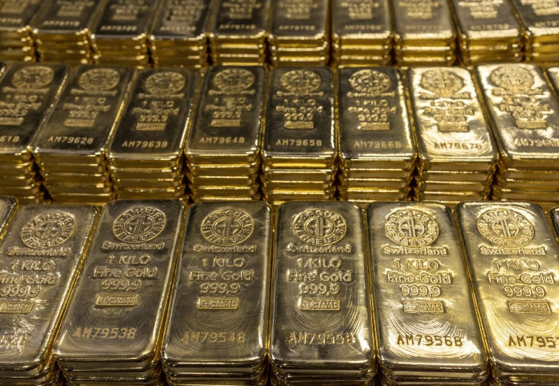 Factbox-Most banks expect gold’s bull run to persist into 2025