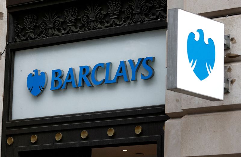 GM, Barclays sign long-term credit card partnership agreement