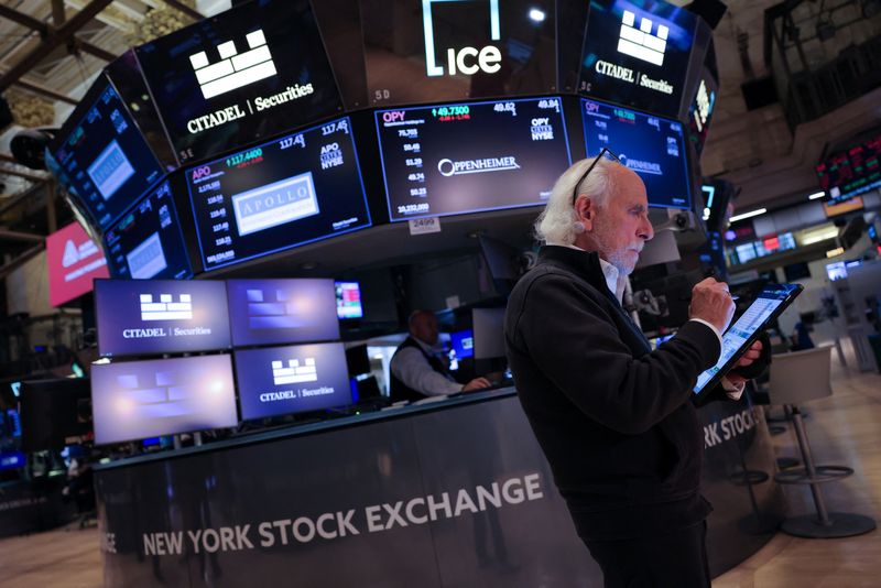 Wall St mixed as investors assess earnings; oil, chips fall