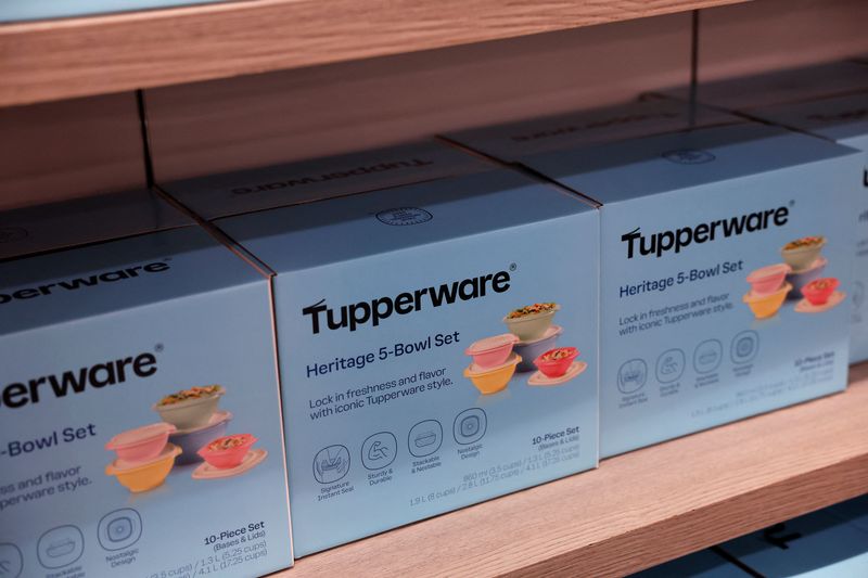 Tupperware cancels auction, agrees to lender takeover