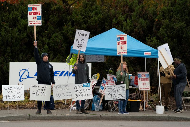 White House urges Boeing, striking union to work to reach deal