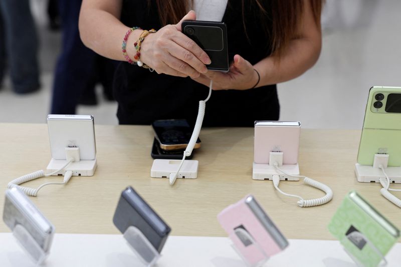 Apple’s Q3 China smartphone sales slip, Huawei’s soar