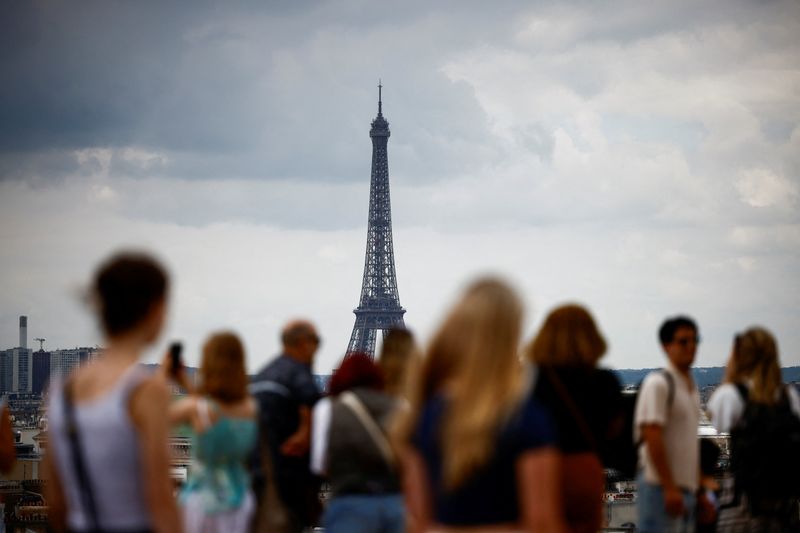 Moody’s lowers France’s outlook on budget fears, maintains rating