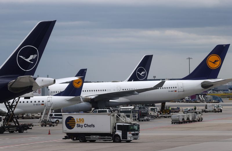 Lufthansa reports 9% drop in third-quarter profit as core brand struggles