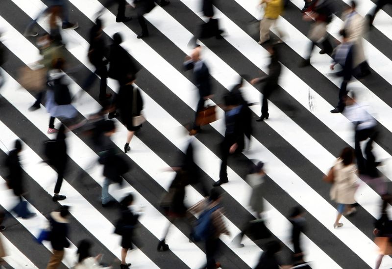 Japan economic panel calls for early start of talks on raising minimum wages