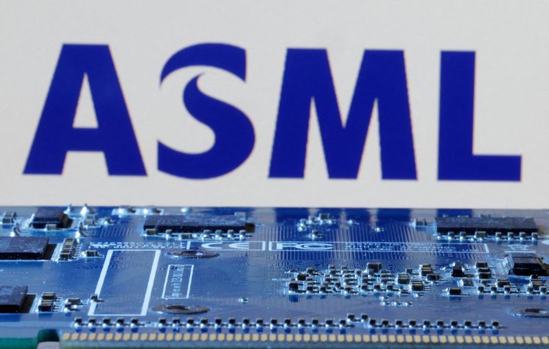 ASML extends losses after large 2025 sales outlook cut