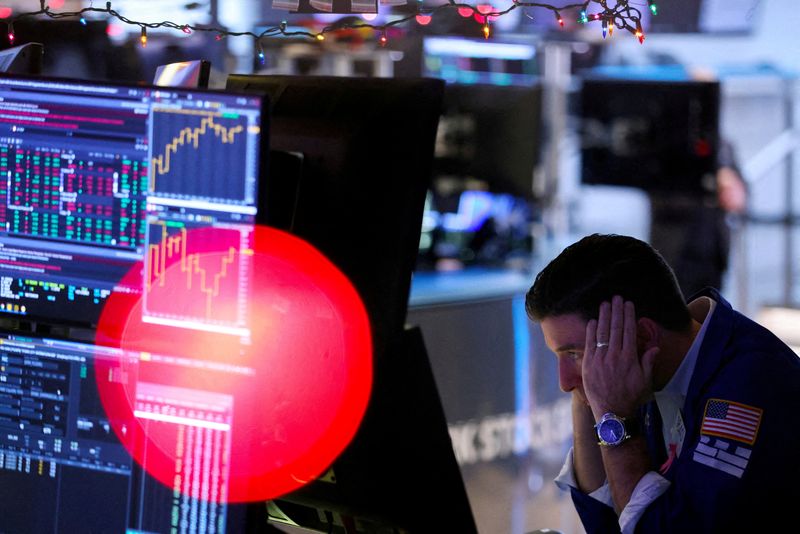 US stocks fall; Meta, Microsoft disappoint, PCE data released