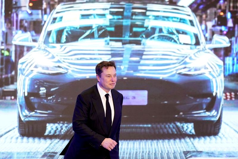 Musk now says it’s ‘pointless’ to build a $25,000 Tesla for human drivers