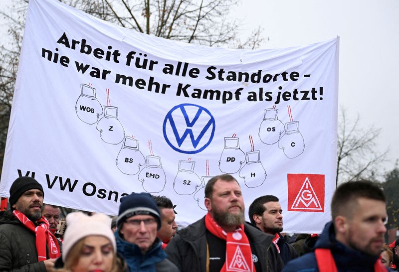 VW union demands ‘big step’ from management as strikes loom