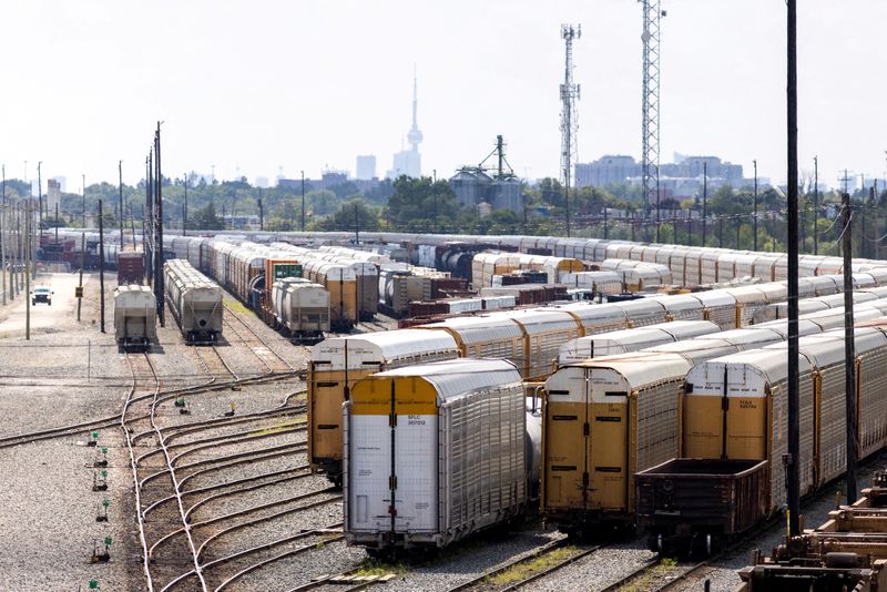 Unifor’s Canadian National Railway members vote for strike authorization