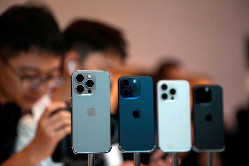 Apple sales slump on singles’ day, Huawei jumps