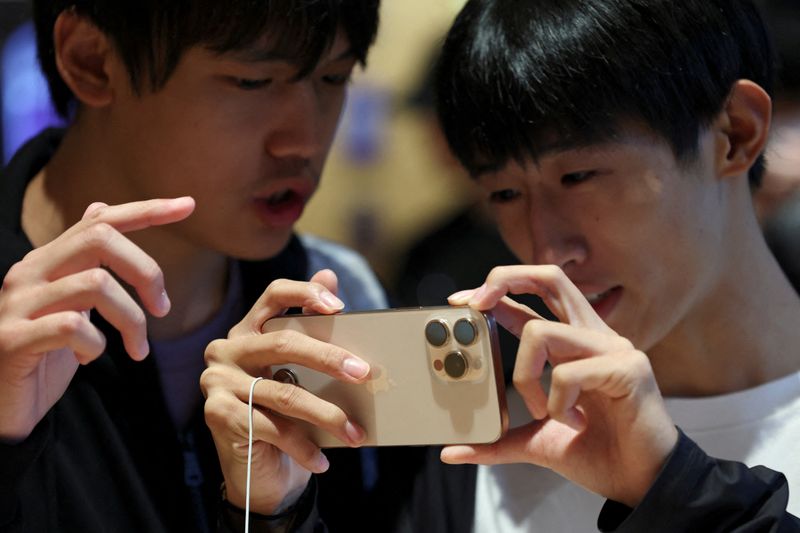 Foreign smartphone shipments in China slump 47% in November