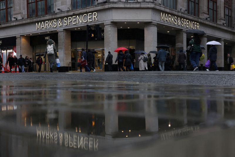 UK consumer confidence falters after Christmas splurge